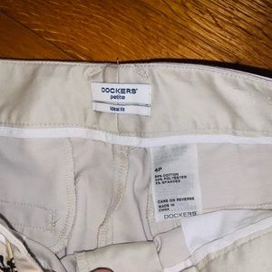 Dockers size 4 p Bermuda shorts / with sash belt
